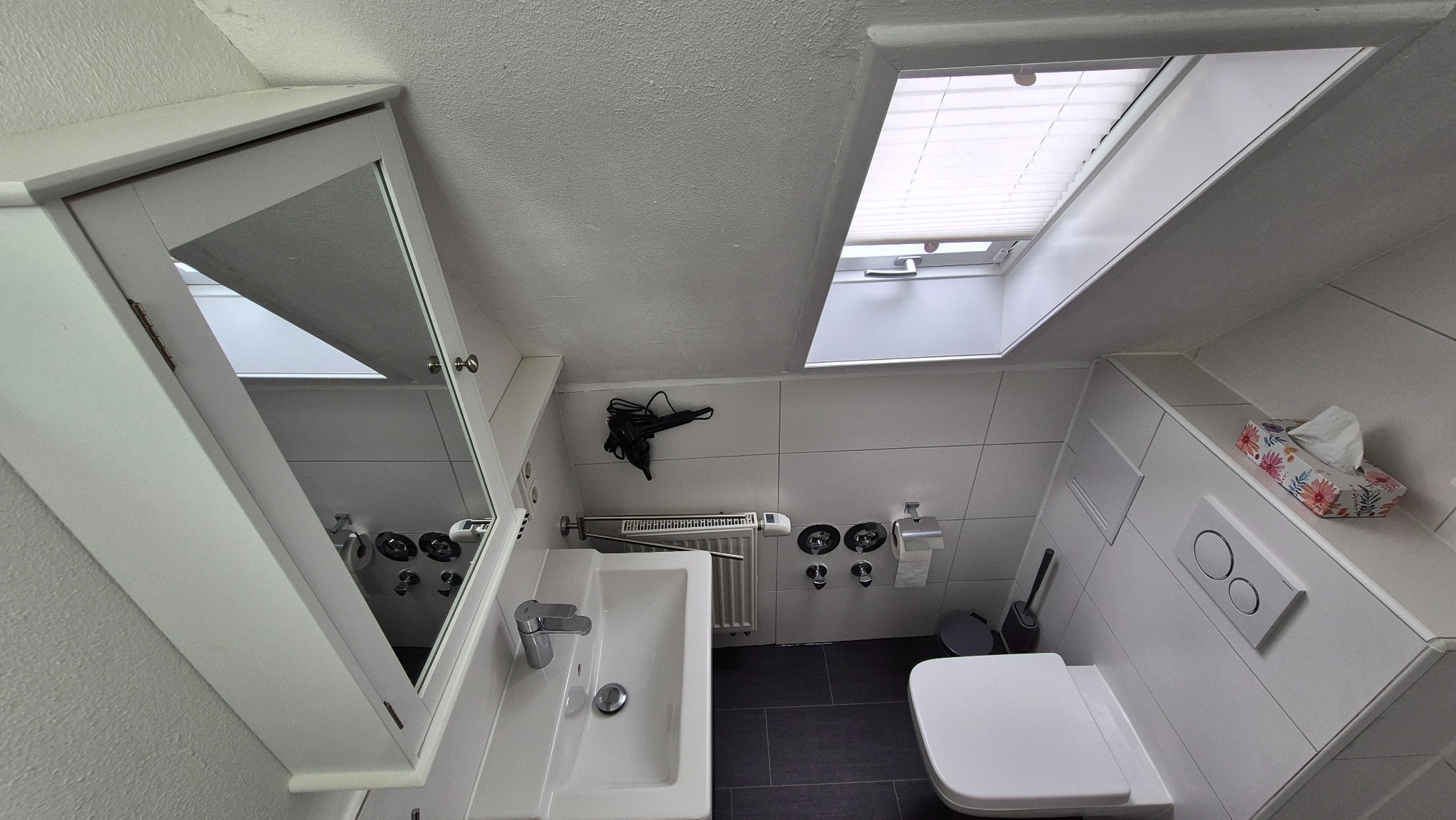 Badezimmer mit Waschbecken und WC