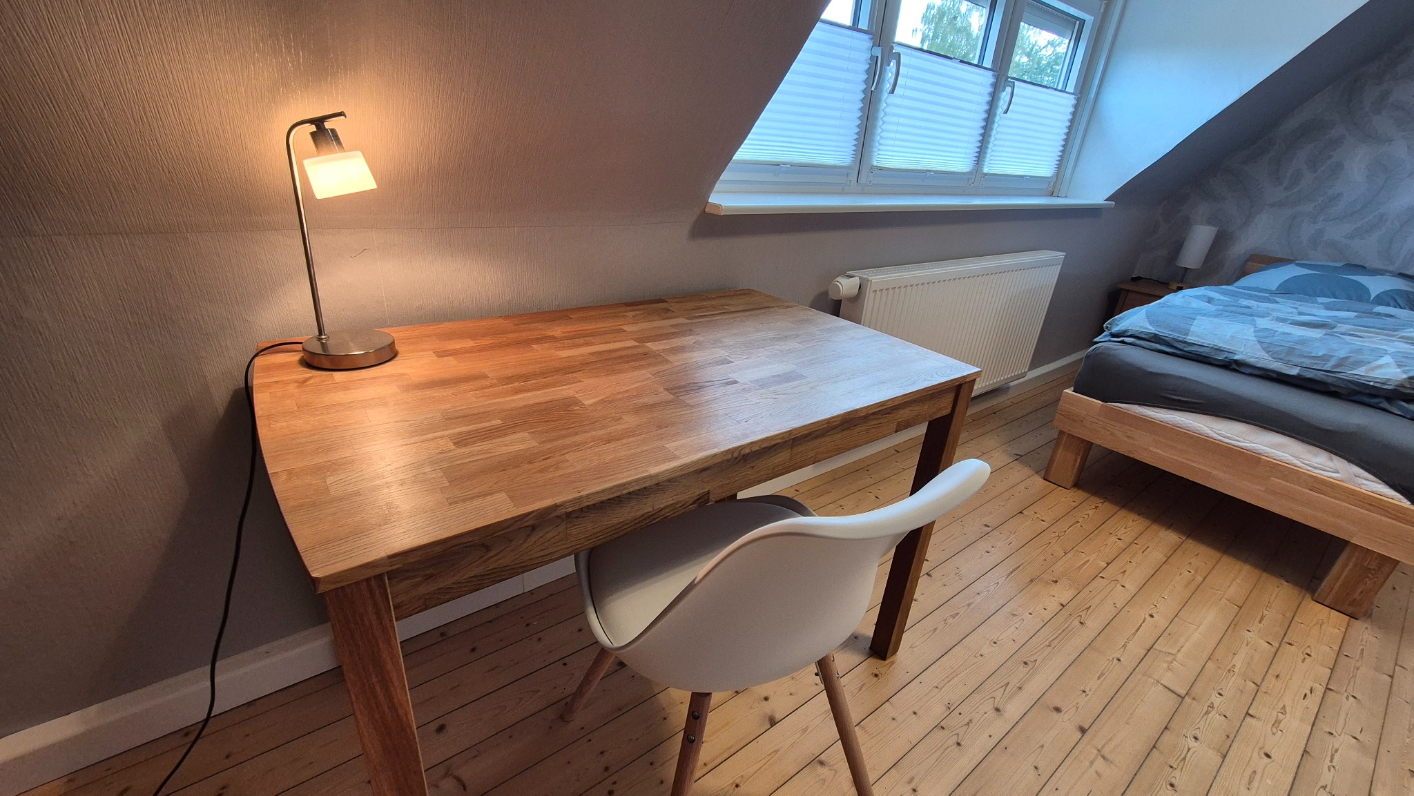 Schlafzimmer mit Arbeitsplatz