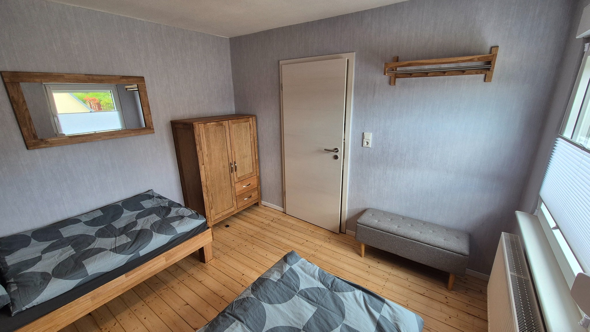 Zweites Schlafzimmer mit Schrank