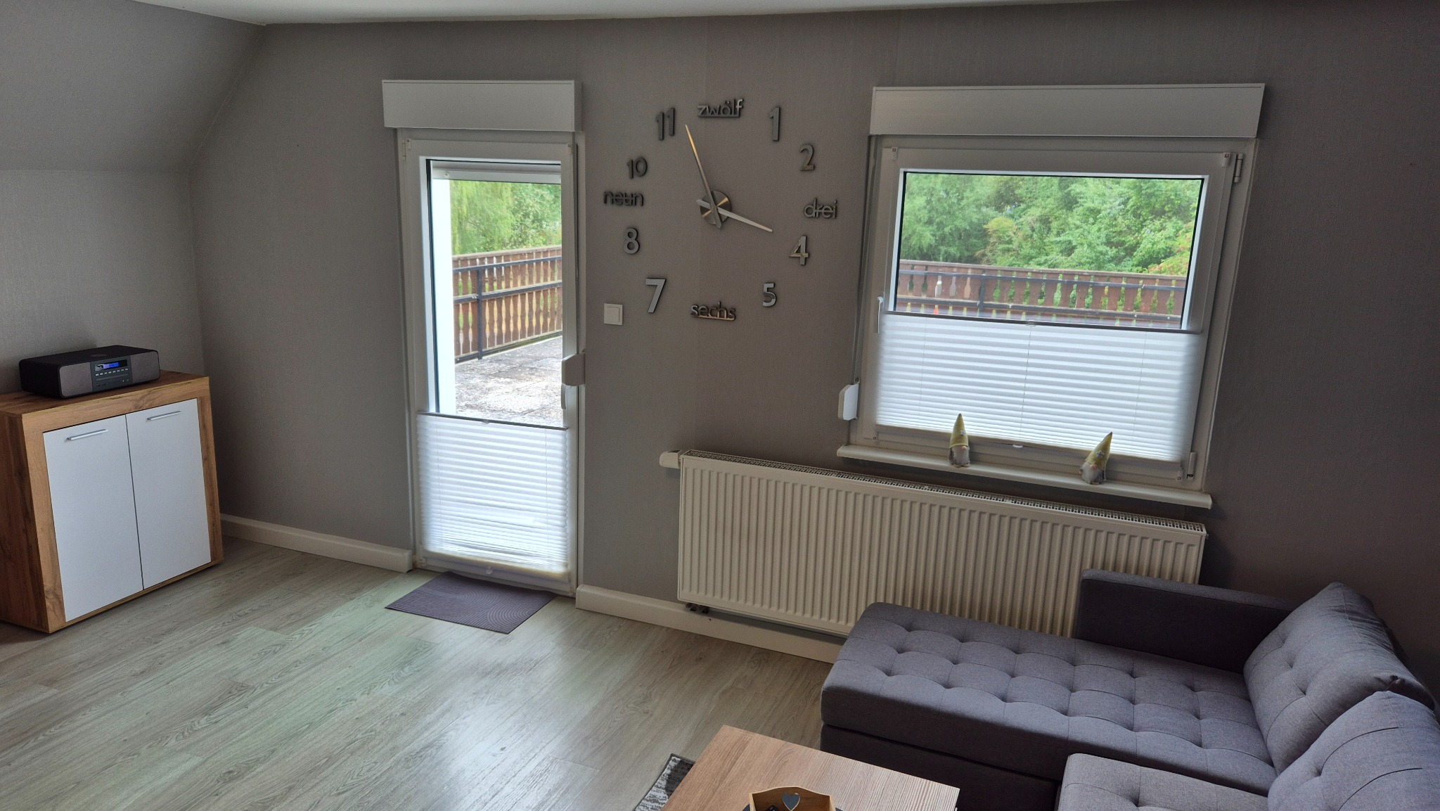 Wohnzimmer mit Sofa und Sessel